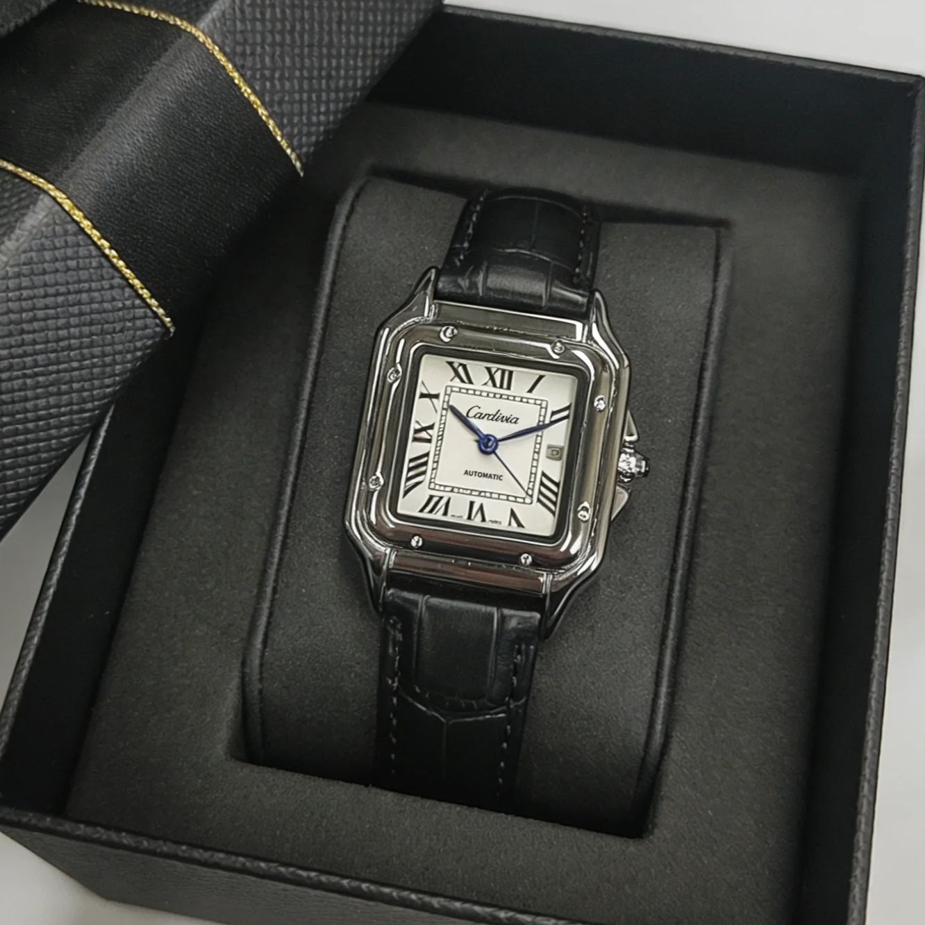 ساعة كوارتز نسائية مربعة الشكل - مراجعة Cartier Watch Santos وسعره