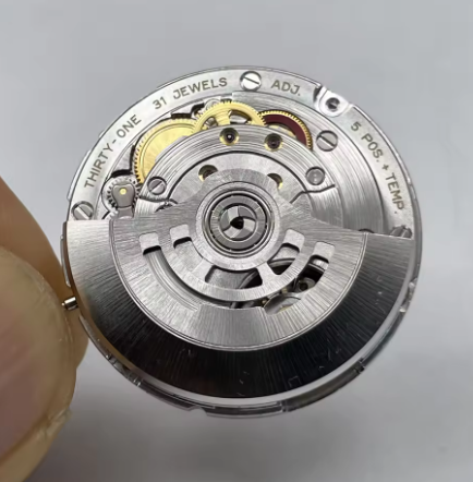 ساعة GMT جديدة للرجال بقطر 40  - مراجعة Cartier Watch Santos وسعره