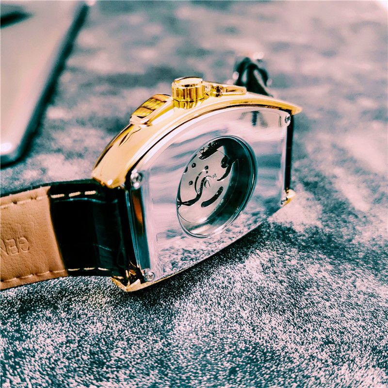 ساعة رجالية ميكانيكية فاخرة، س - مراجعة Cartier Watch Tank وسعره